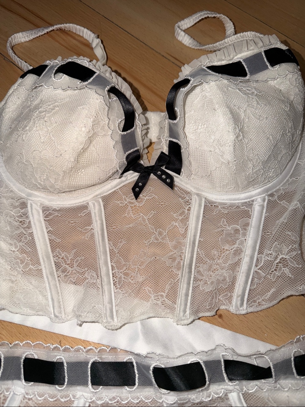 La SENZA White Lace Bustier & Lace Skirt Set with Black Ribbon Detail - Picture 2 of 13